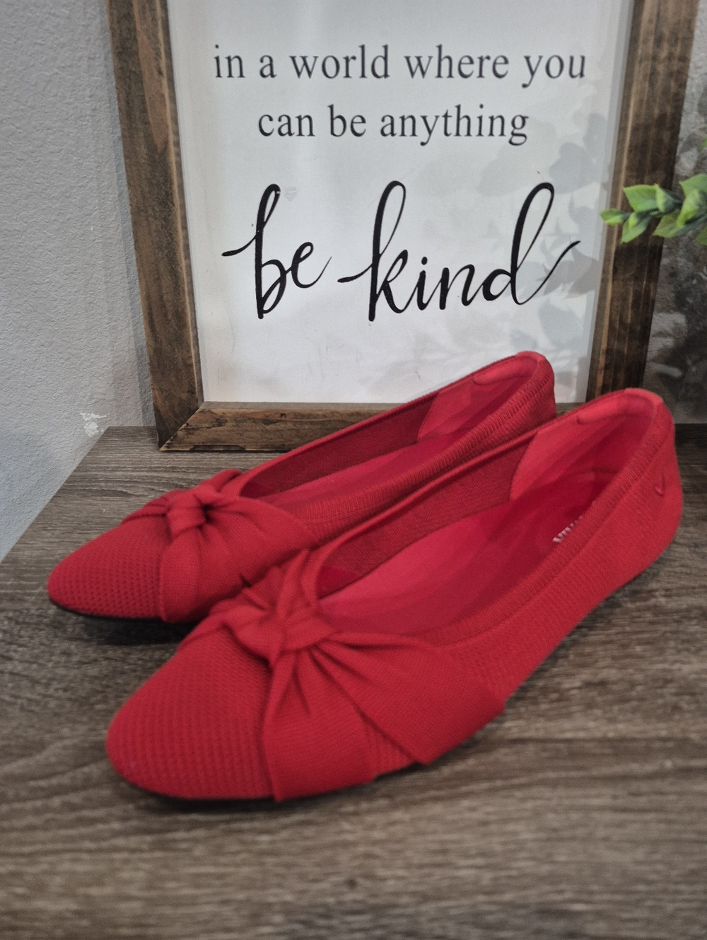 Vivaia Flats Knotte  Red Knot-Front  Flats Size 39, Almond Toe